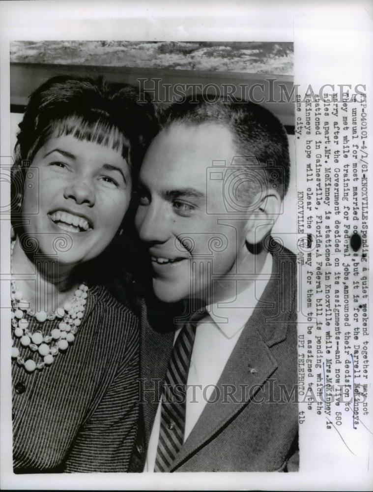 1961 Press Photo Darrell McKinney and wife are happy together - Historic Images