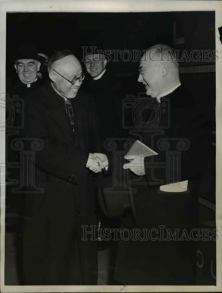 1945 Press Photo Cardinal Thomas Tien Greeted by Bishop Francis J. Spellman - Historic Images