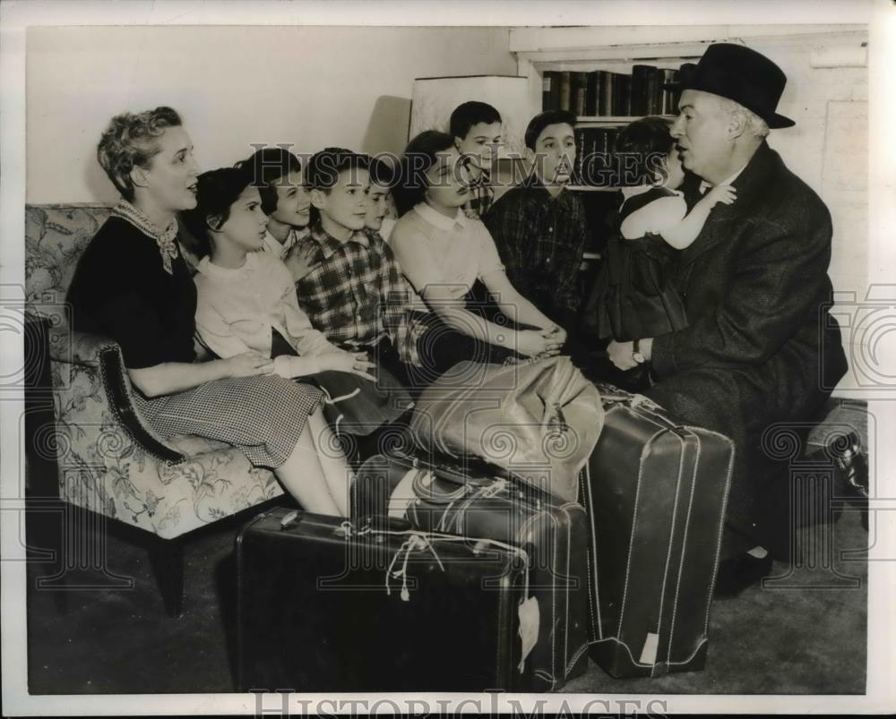 1956 Press Photo Rep. Charles A. Boyle bids goodbye to wife and children - Historic Images