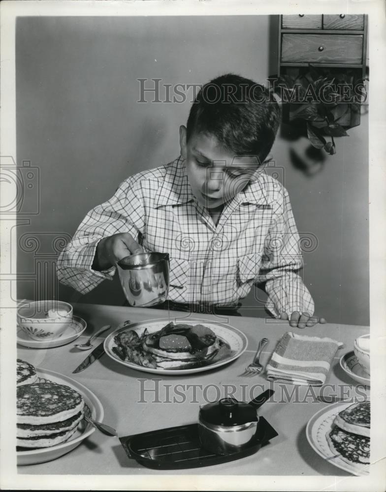 1954 Press Photo Pat Maddox pouring syrup on his pancakes - Historic Images