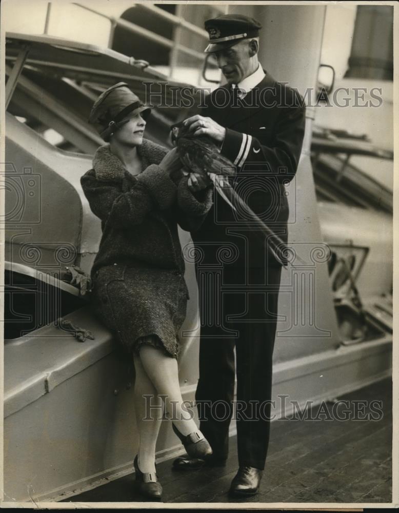 1927 Press Photo Miss Esther Daugherty with pet, Solomon, prettiest macaw - Historic Images