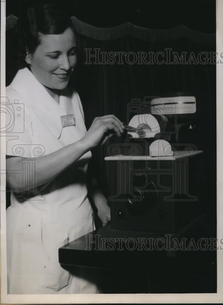 1936 Press Photo Small Electric Furnace For Baking Dental Porcelain - Historic Images