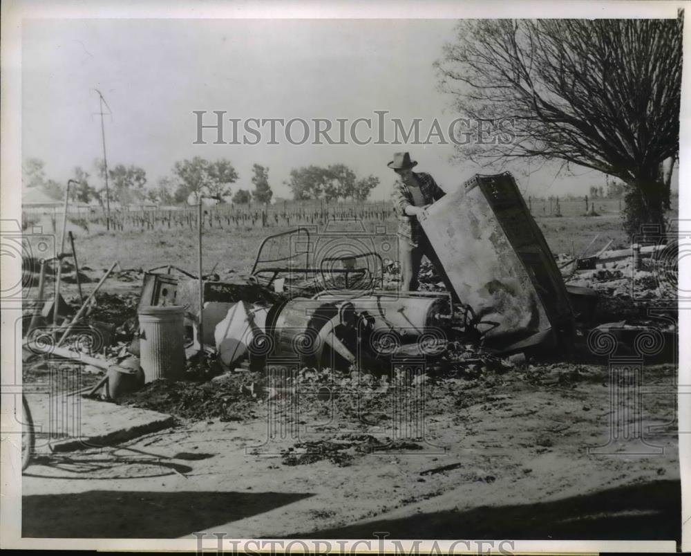 1946 Press Photo Remains of the E.F. Anderson home Near Fresni Calif - Historic Images