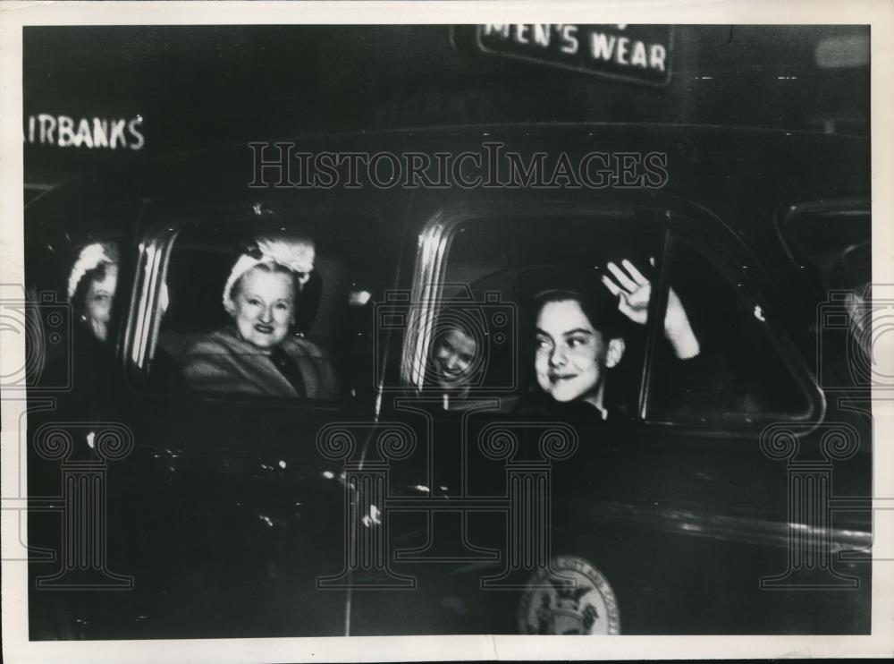 1951 Press Photo Arthur MacArthur Mrs Earl Warren Mrs Elmer Robinson Waving - Historic Images