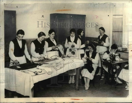 1934 Press Photo Italian Housewives in Housekeeping Class - Historic Images