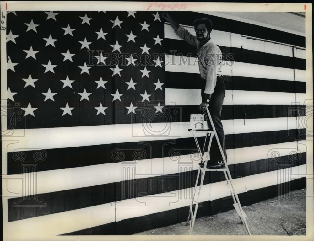 1970 Press Photo John Staley seen painting the American flag in his garage door - Historic Images