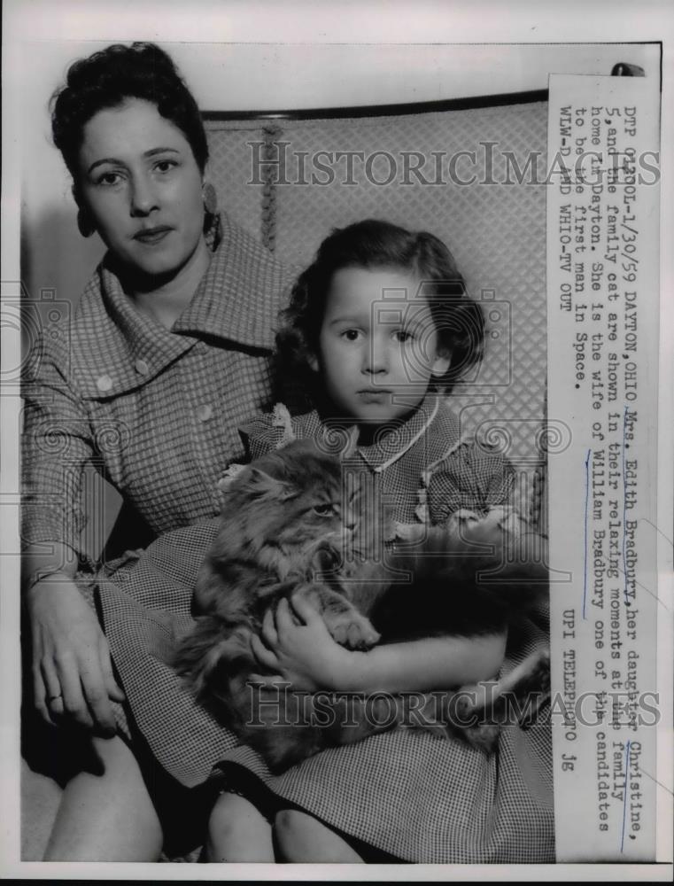 1959 Press Photo Mrs. Edith Bradbury with her daughter Christine holding a cat - Historic Images