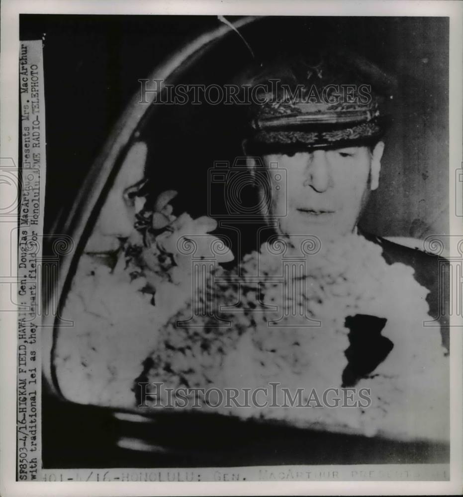 1951 Press Photo Gen. Douglas MacArthur with his wife, Mrs. MacArthur - Historic Images