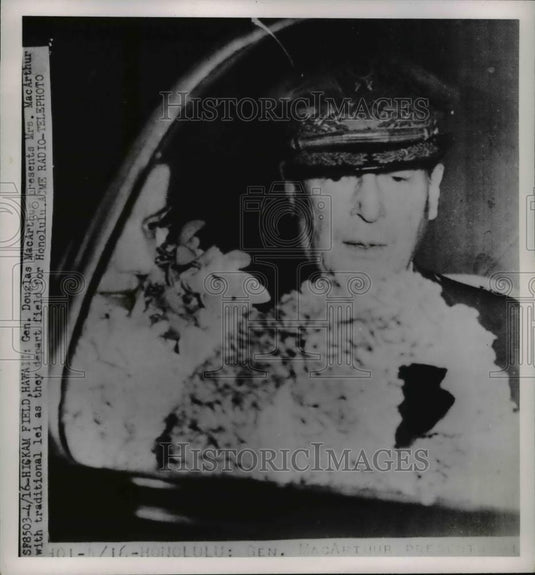 1951 Press Photo Gen. Douglas MacArthur with his wife, Mrs. MacArthur - Historic Images