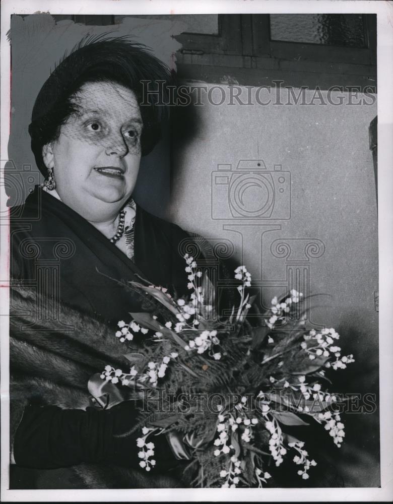 1954 Press Photo Mrs. Rene Coty visits school for paralyzed children - Historic Images