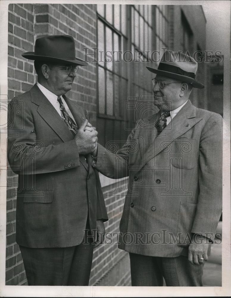 1947 Press Photo Dr JS Reid pres of Standard shakes hands with George Codrington - Historic Images