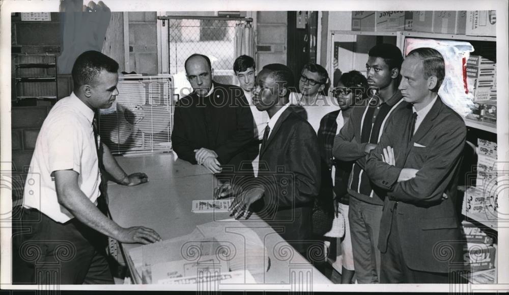 1967 Press Photo Manager Ken Hall of Family Food Visited by Delegation to Boycot - Historic Images