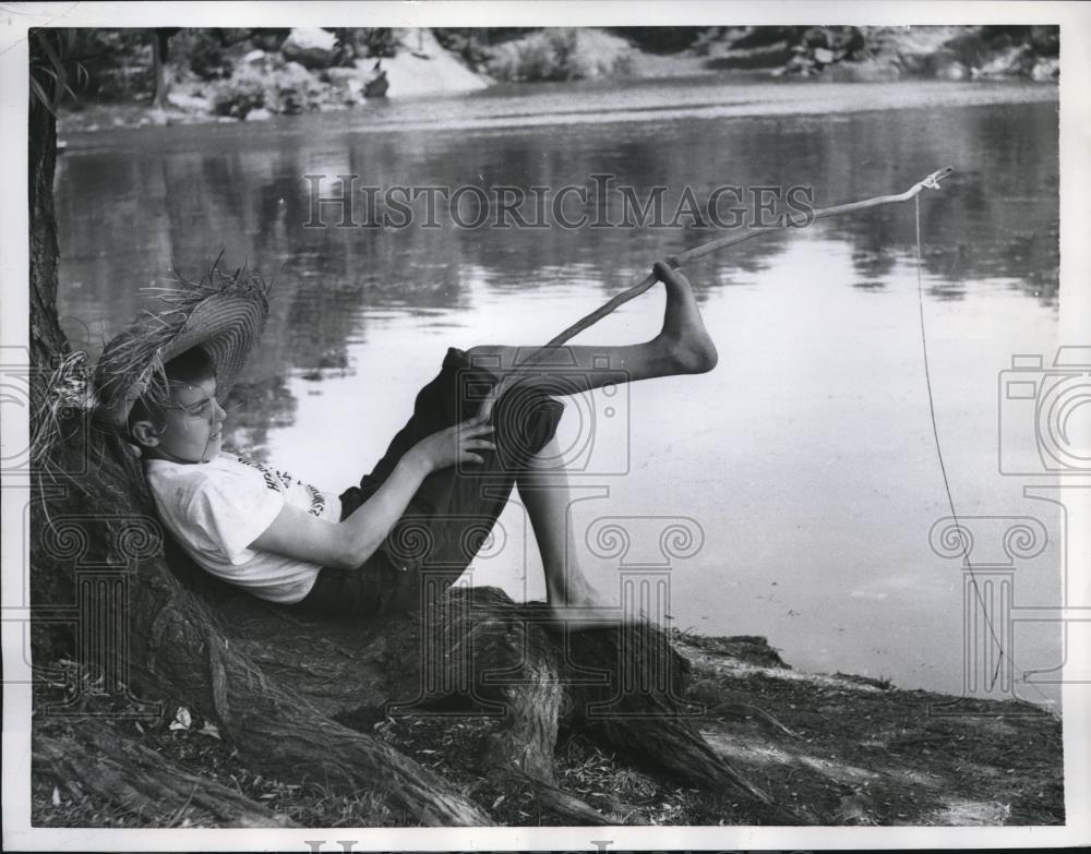 1962 Press Photo Edward O&#39; Dowd fishing in the Central Park Lake - Historic Images