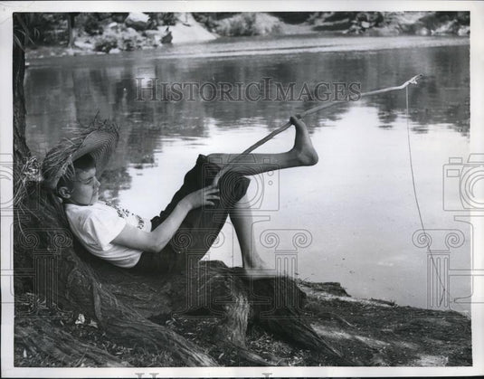 1962 Press Photo Edward O' Dowd fishing in the Central Park Lake - Historic Images