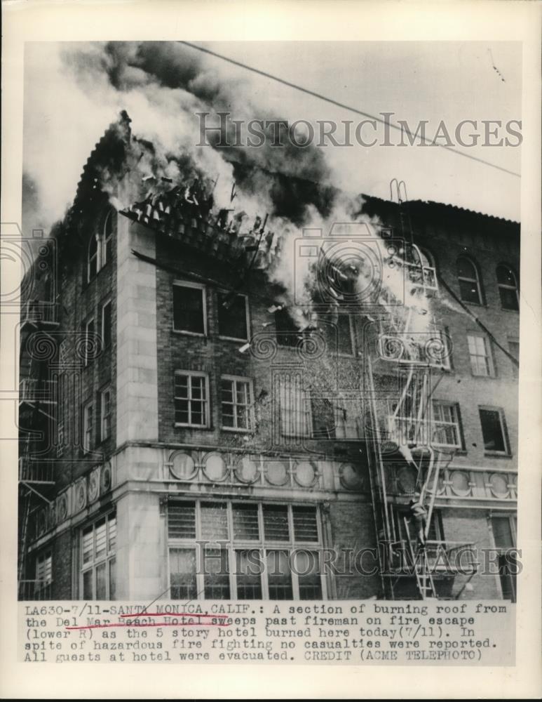 1948 Press Photo Section of burning roof from the Del Mar Beach Hotel - Historic Images