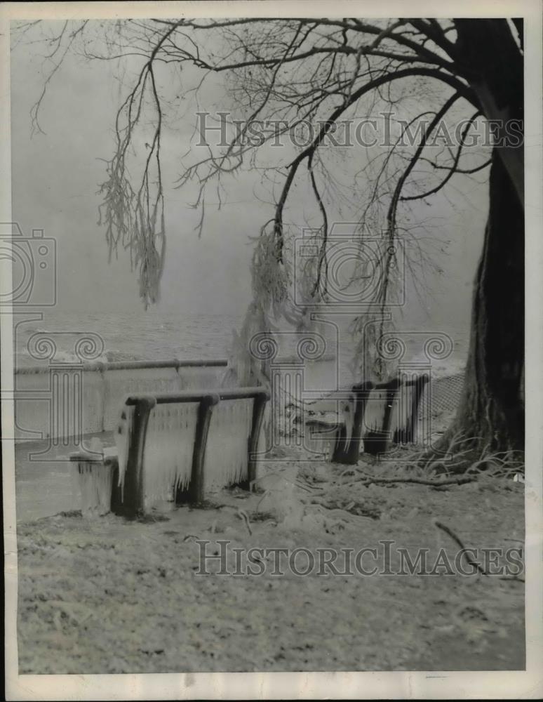 1946 Press Photo The bench at the lakefront are covered with snow - Historic Images