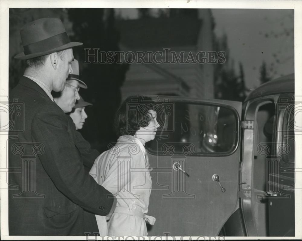1938 Press Photo Deputies Placing Mrs Maxine Sturgis in Car at Home of Mrs Barne - Historic Images
