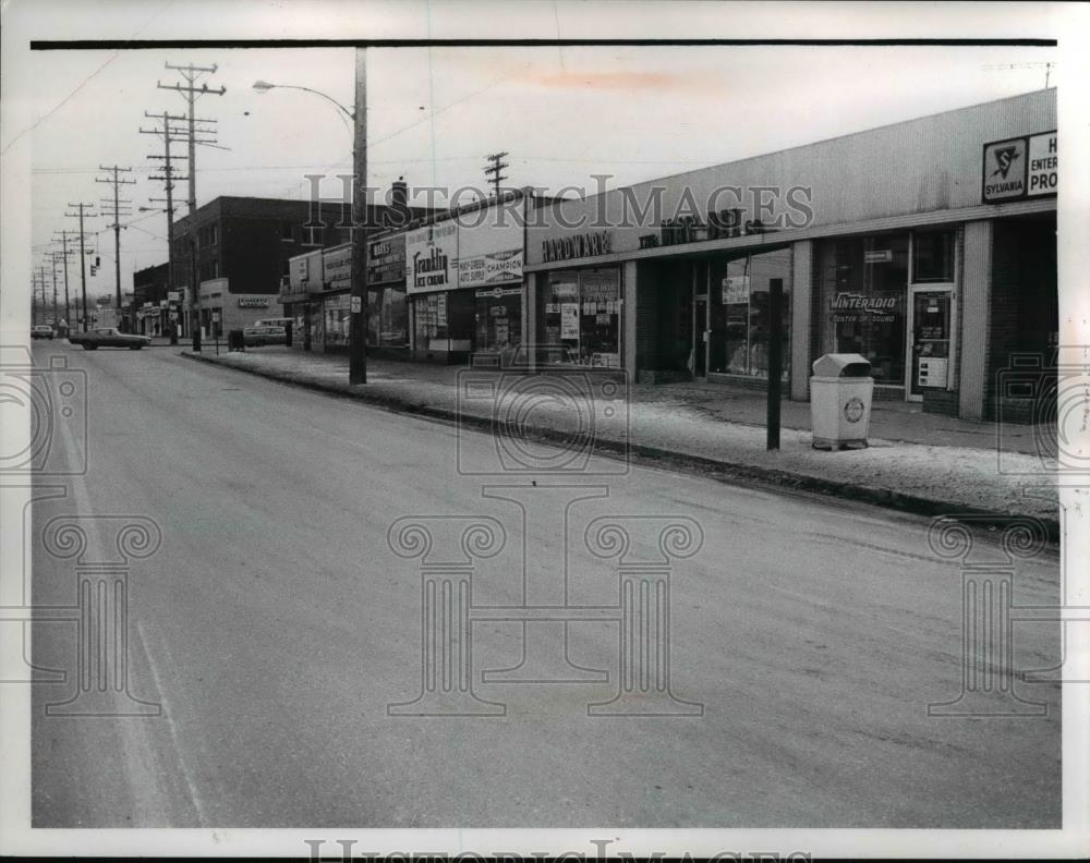 Press Photo Mayfield Rd Looing East - Historic Images