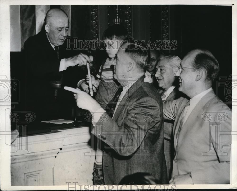 1943 Press Photo Sam Rayburn Representative Jed Johnson Jr &amp; Sr Washington DC - Historic Images