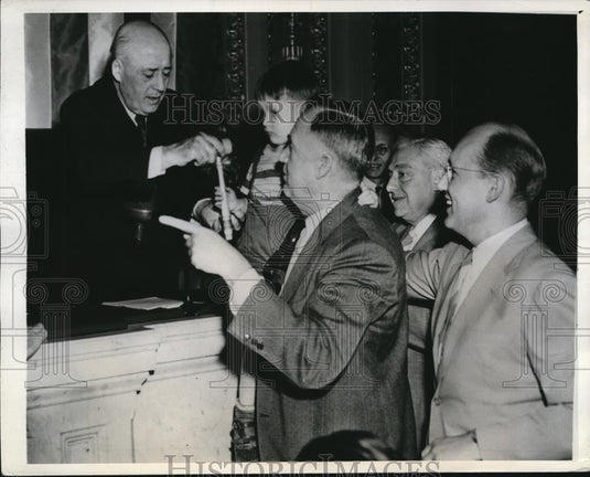 1943 Press Photo Sam Rayburn Representative Jed Johnson Jr & Sr Washington DC - Historic Images