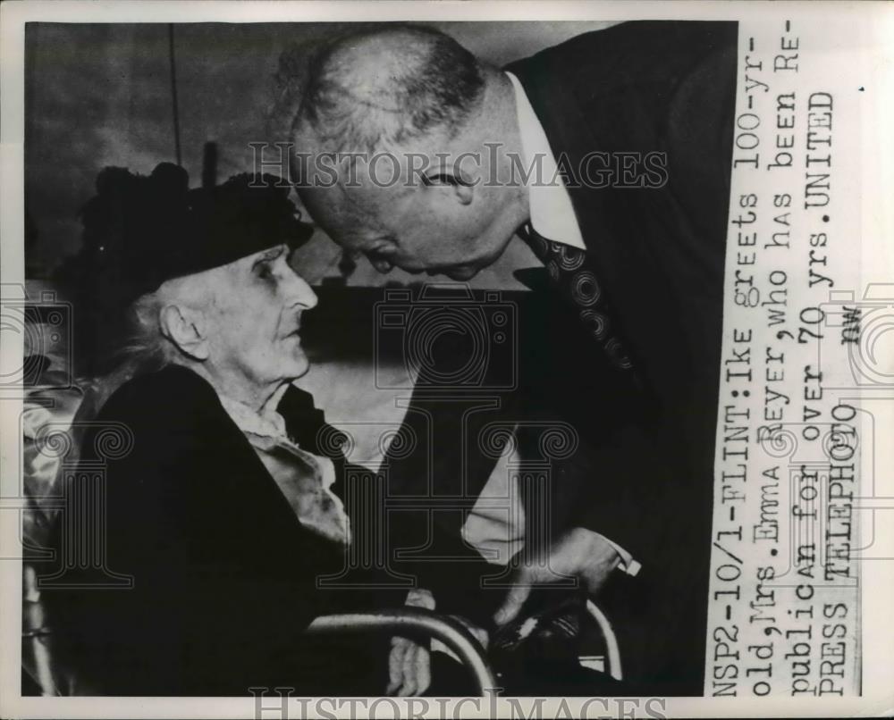 1952 Press Photo Flint Mich Dwight Eisenhower & Mrs Emma Reyer age 100 - Historic Images