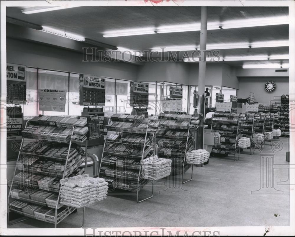 1958 Press Photo Check outs at Pick N Pay grocery in Cleveland - Historic Images