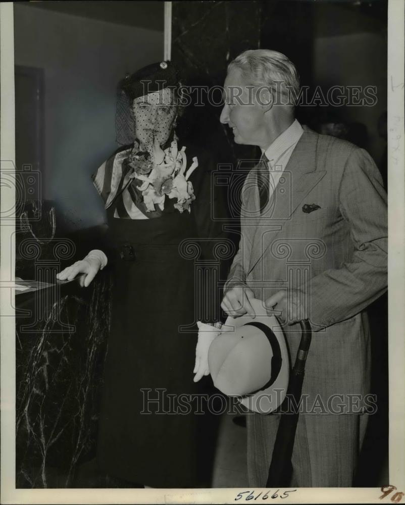 1940 Press Photo Mr.Samuel Telldon,VP of First National Bank,and Mrs.Taylor - Historic Images