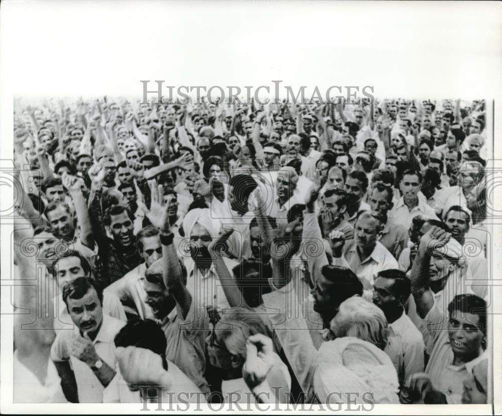 1974 Press Photo Railway employees during the protest outside Indian headquarter - Historic Images