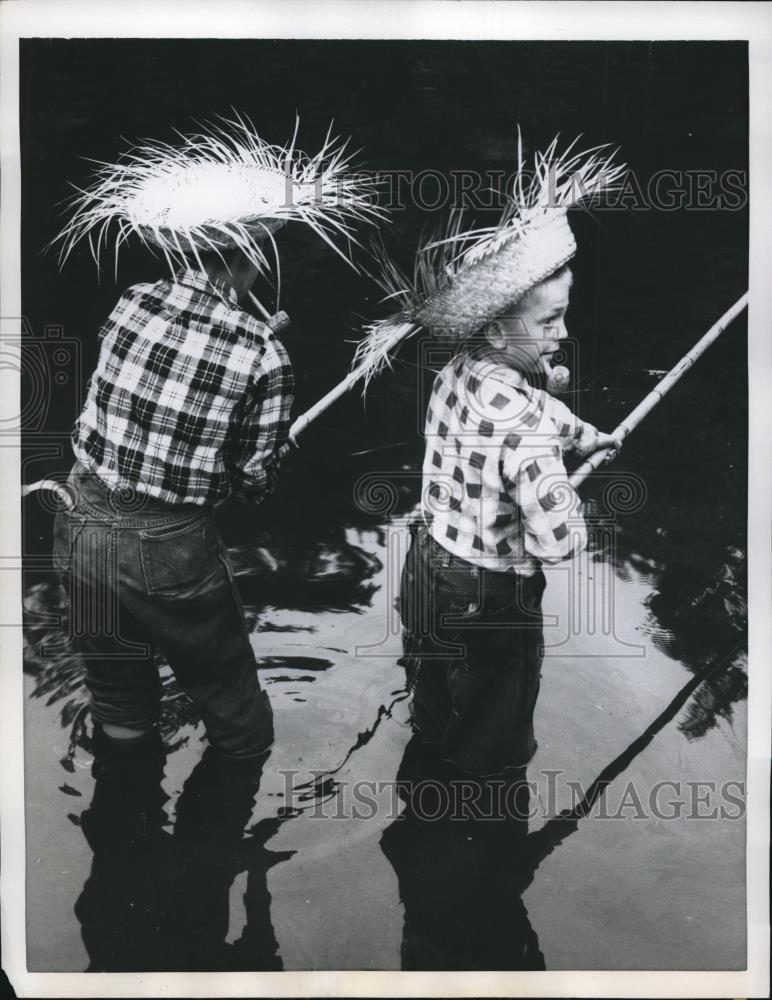 1959 Press Photo Robert Hunt &amp; Buddy Chamberlain at Fishing Derby in Claremont - Historic Images