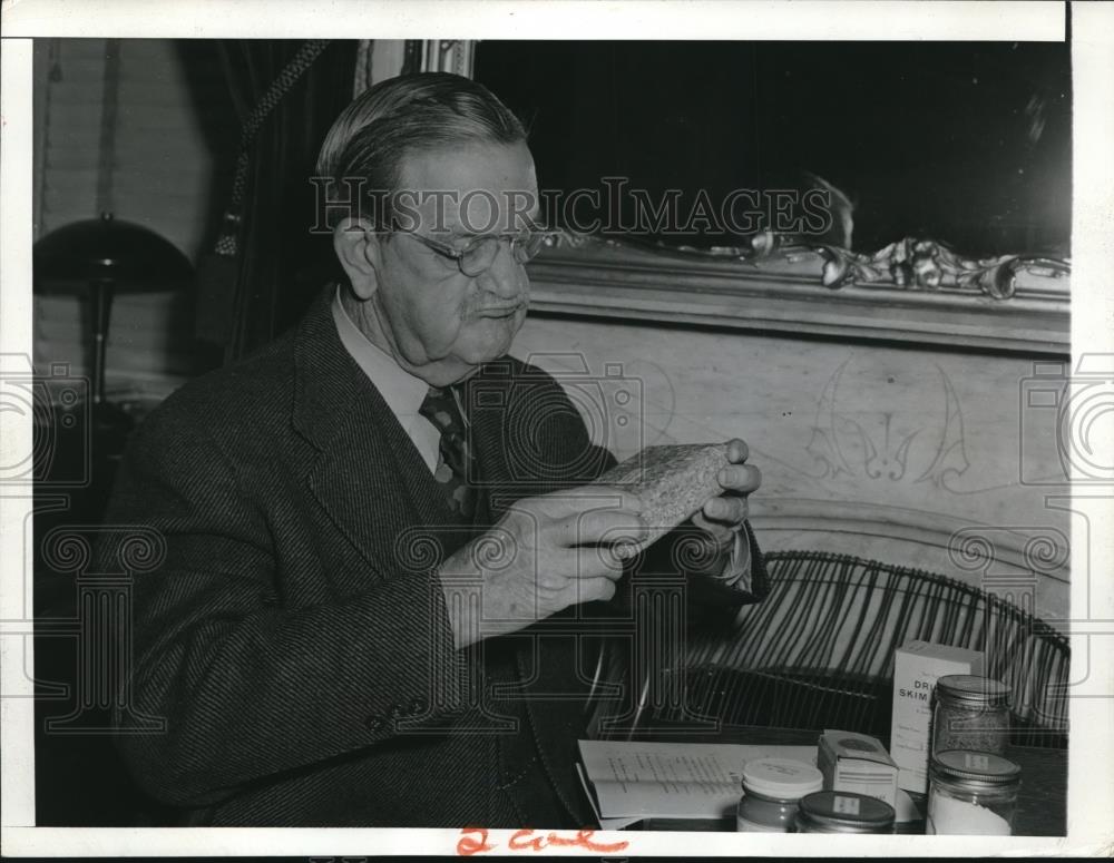 1943 Press Photo Senator Ellison D. Dmith closely examines dehydrated carrots - Historic Images