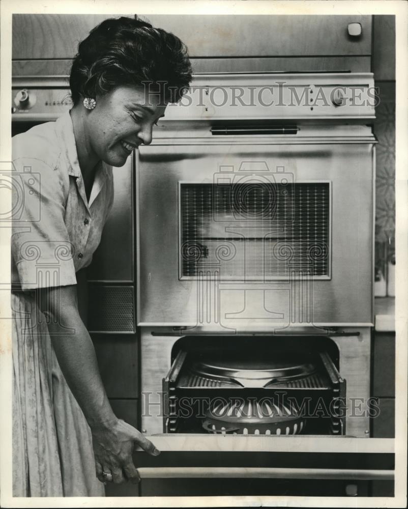 1962 Press Photo Can Convert Broiler into Warming Oven - Historic Images