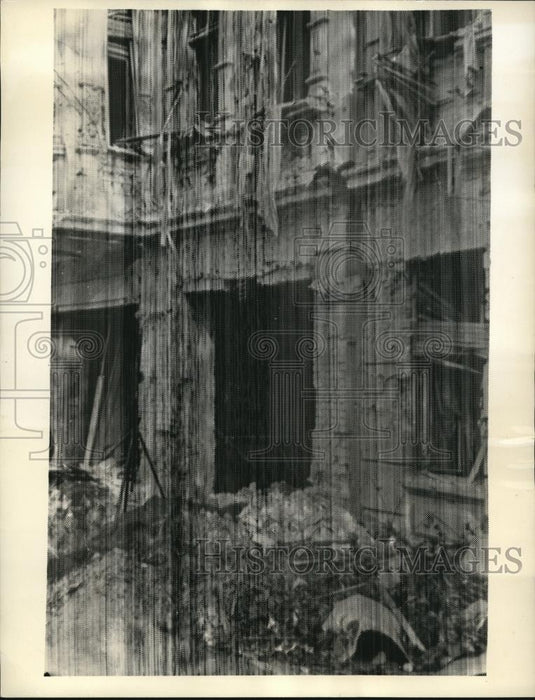 1940 Press Photo Bomb Scarred front of Apartment House in Northern Berlin - Historic Images