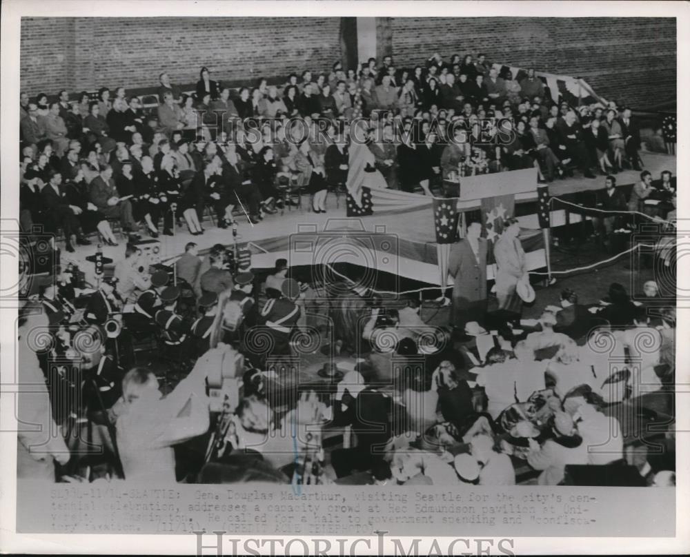 1951 Press Photo of Gen. Douglas MacArthur adressing a crowd. - Historic Images