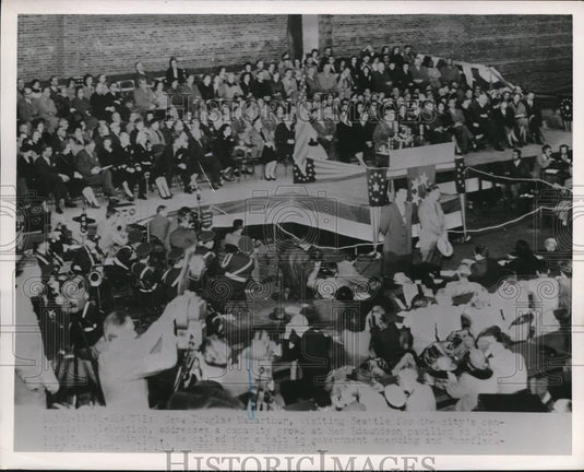 1951 Press Photo of Gen. Douglas MacArthur adressing a crowd. - Historic Images