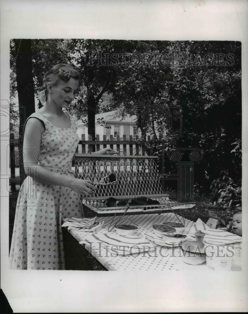 1954 Press Photo Portable mesh grill for out door cooking - Historic Images