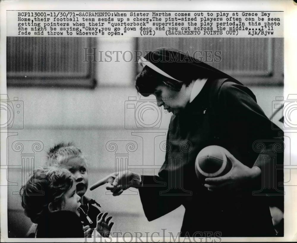 1971 Press Photo Sister Martha seen playing football with children - Historic Images