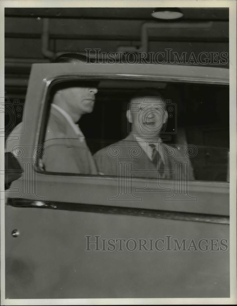 1942 Press Photo Max Stephan Befriends Nazi Prisoner Of War Sentenced to Hang - Historic Images