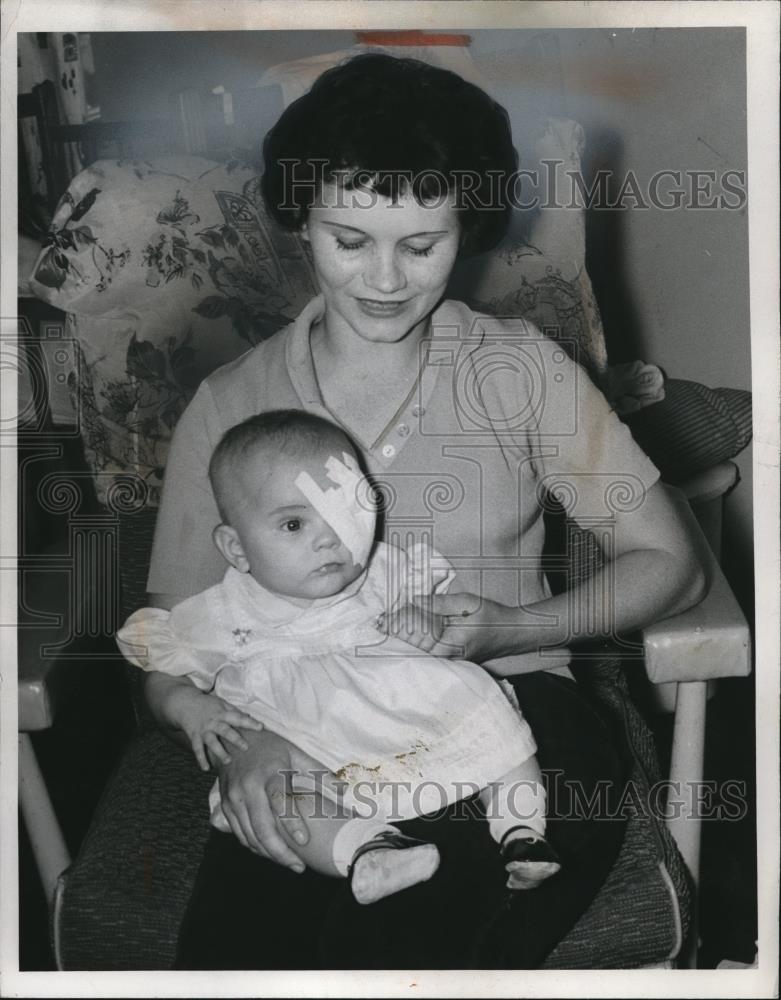 1961 Press Photo Mrs. Carlos Lilly and daughter Leah Jean - Historic Images