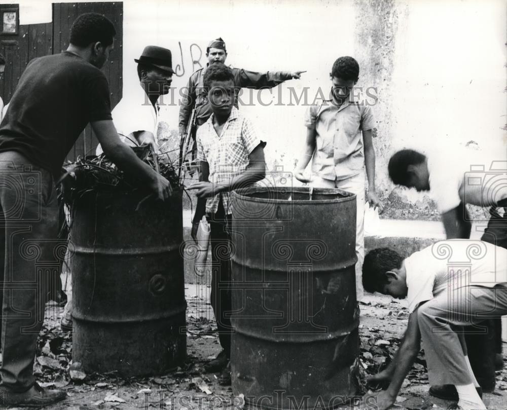 1966 Press Photo The rampage youths pick up the garbage from the demonstration - Historic Images