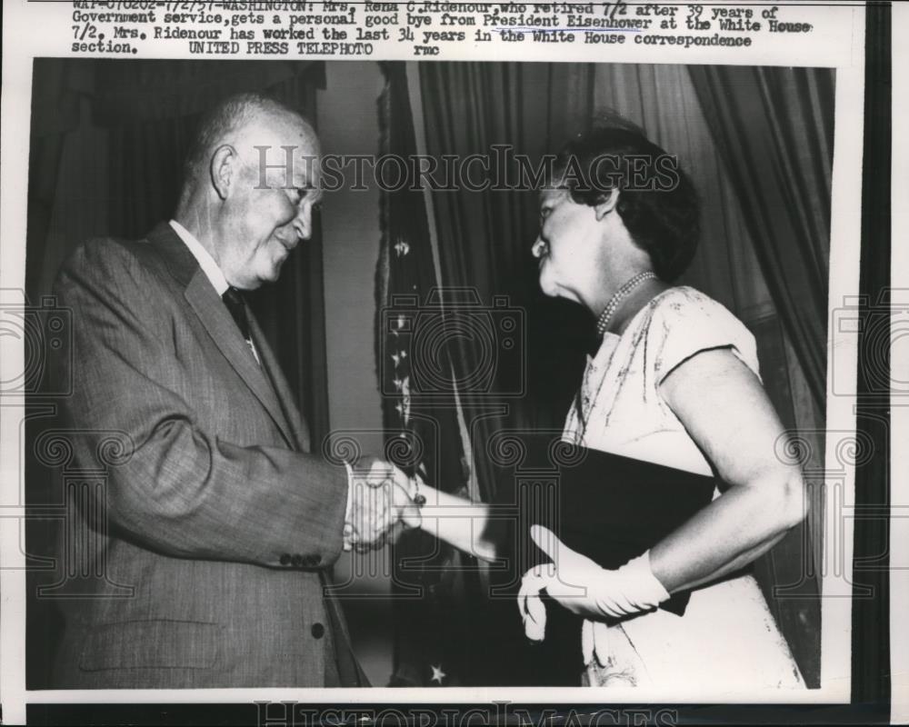 1957 Press Photo President Dwight D. Eisenhower, Gov&#39;t Employee Rena C. Ridenour - Historic Images