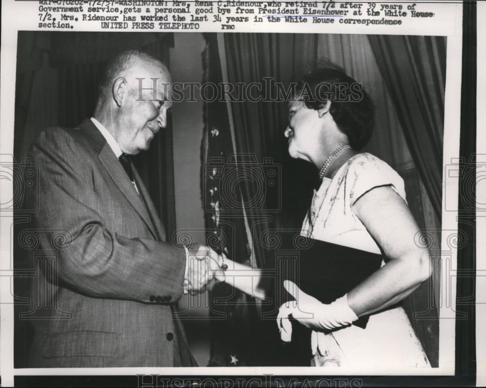 1957 Press Photo President Dwight D. Eisenhower, Gov't Employee Rena C. Ridenour - Historic Images