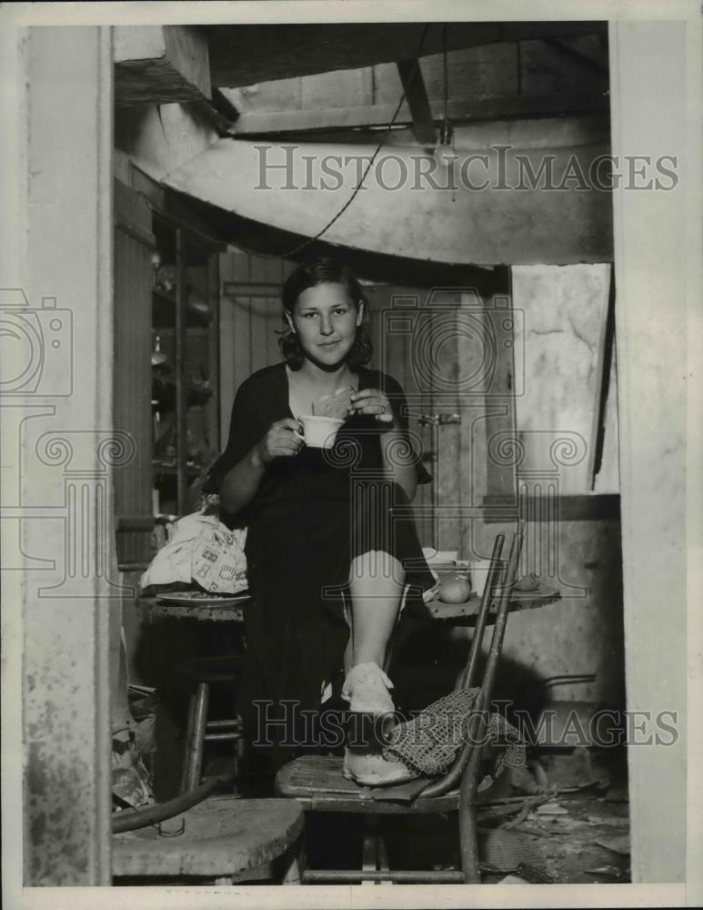 1933 Press Photo Chloe Vaughan Eats in Wrecked Dining Room in Long Beach - Historic Images