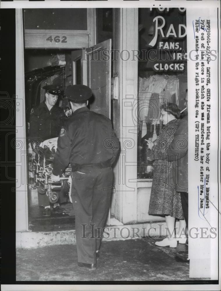 1962 Press Photo Firemen bring Body of Mrs. Margaret Pyly and Mrs. Jane Riber - Historic Images