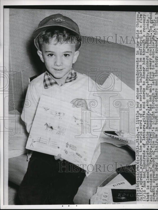 1961 Press Photo Richie Munschy with his so many letters and cards from anywhere - Historic Images