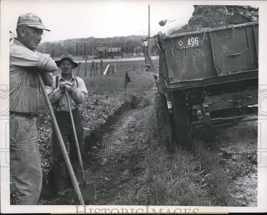 1947 Press Photo workmen dig section on road near home of Georgia Jean Weckler - Historic Images