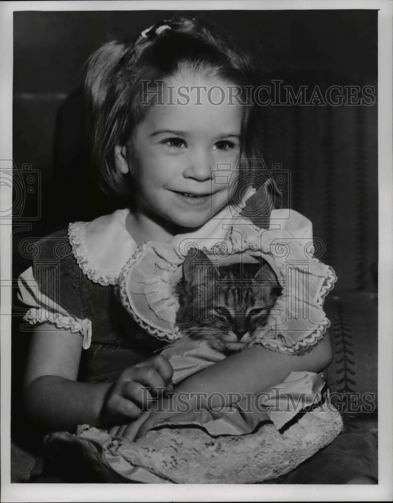 1956 Press Photo Karen Ann Ciprian &amp; Kittens Cinders - Historic Images