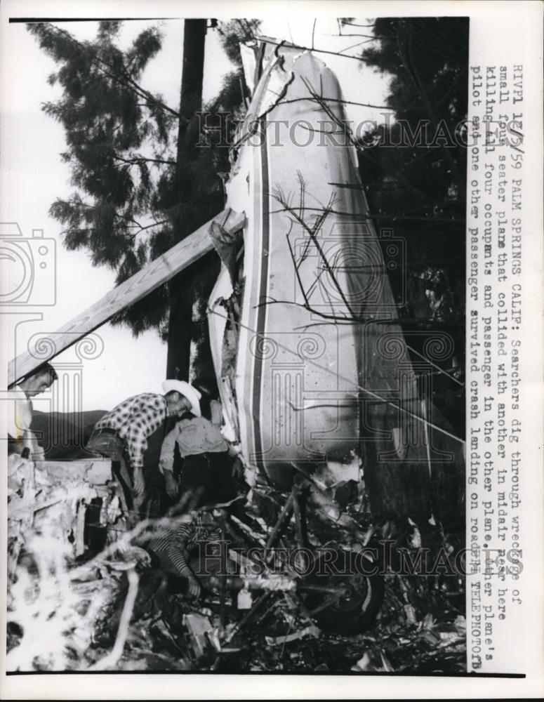 1959 Press Photo Searchers Dig Through Plane Crash Wreckage, California - Historic Images