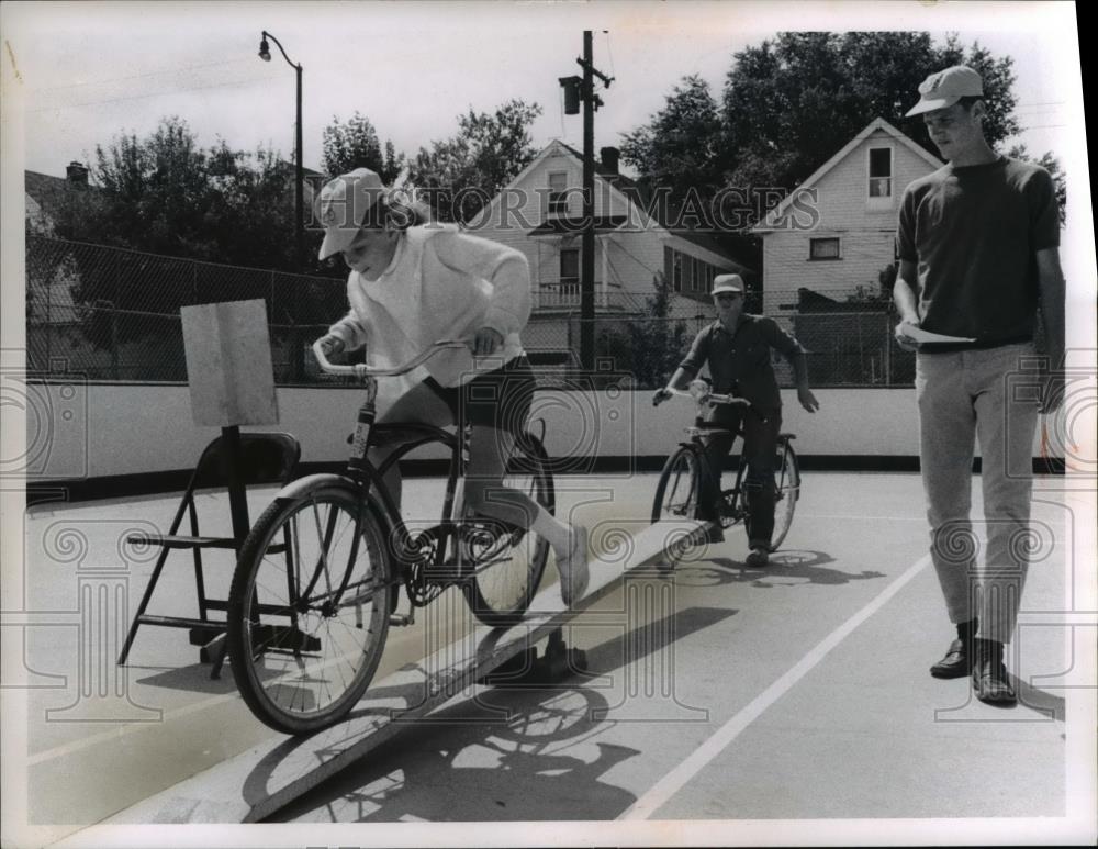 1967 Press Photo Bike Brigade Leah Finio and tim Shoren - Historic Images