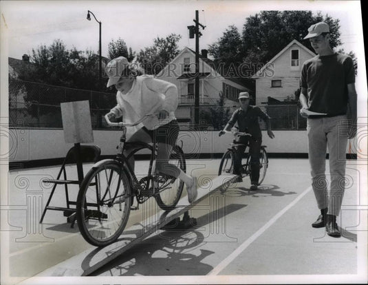 1967 Press Photo Bike Brigade Leah Finio and tim Shoren - Historic Images