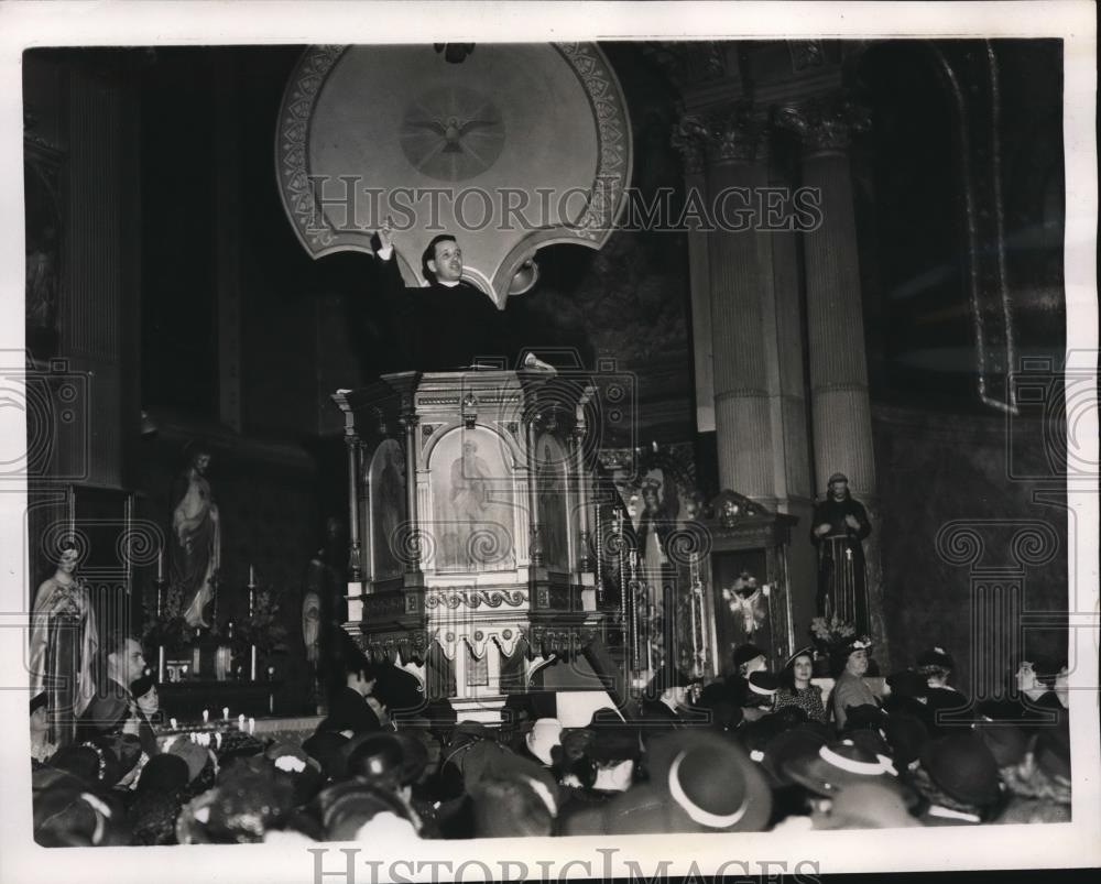 1938 Press Photo Father Keane as he prays over the congregation - Historic Images